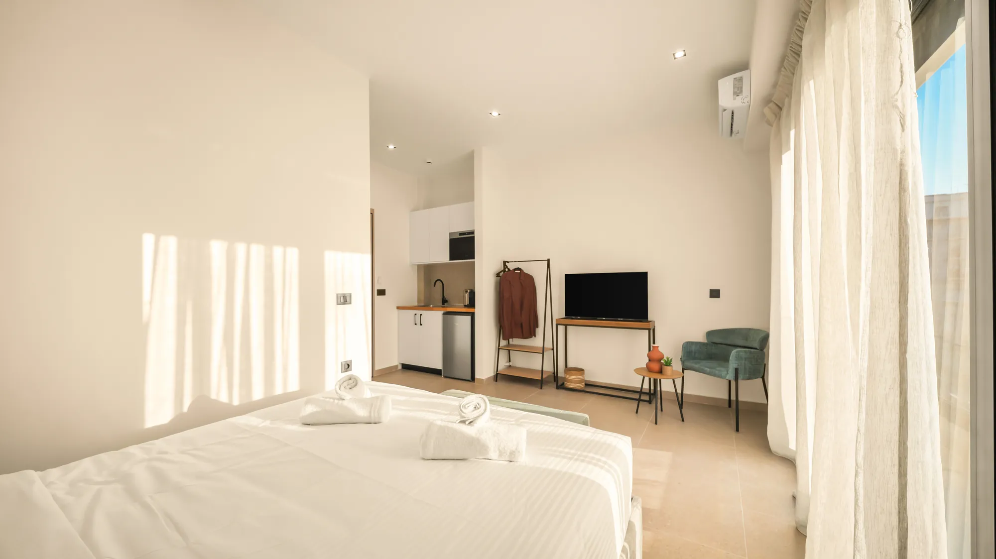 ORMOS Piraeus, the length of the room, from the bed to the kitchenette