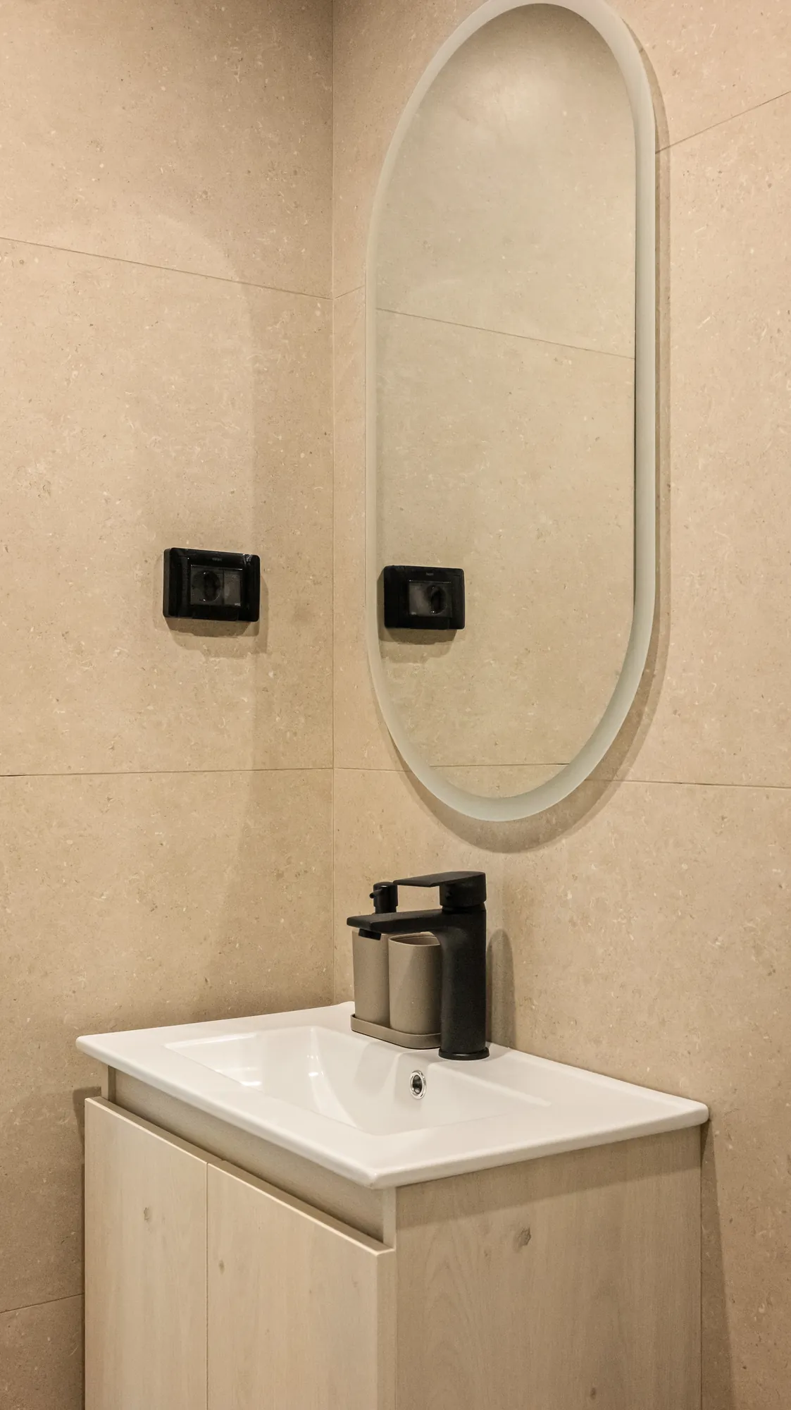 ORMOS Piraeus, the basin and the oval mirror