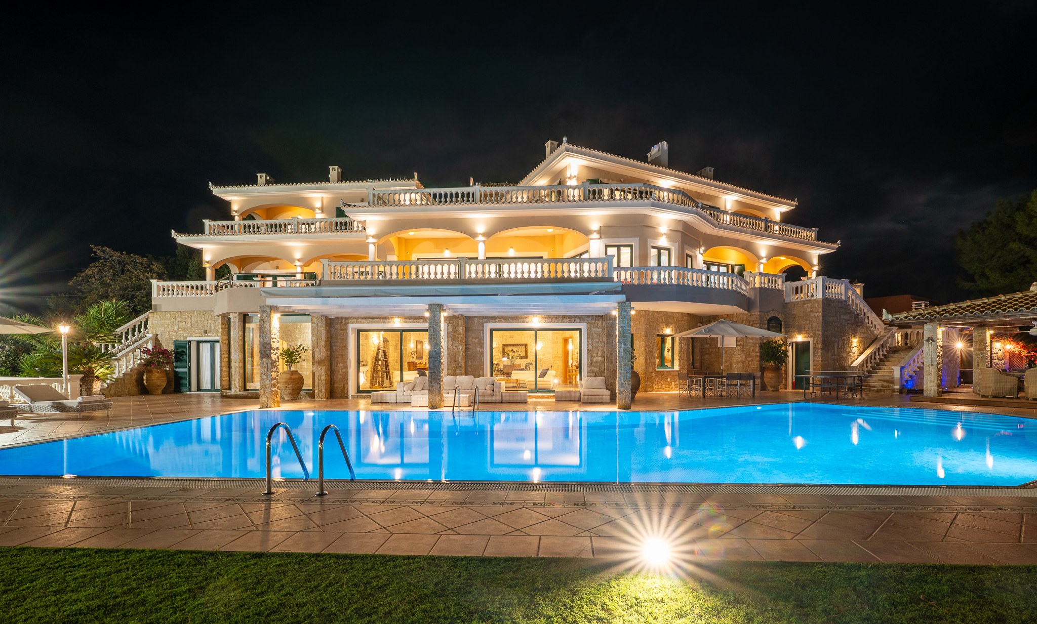 Estate Privé portfolio cover, Villa Rafaella by night